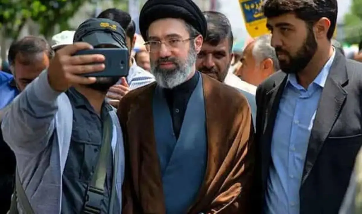 عکس های همسر و فرزندان آیت الله مجتبی خامنه ای رهبری انقلاب | سادگی و وقار بویژه همسر شهیدش بین مردم
