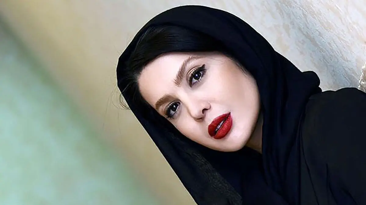 استایل مشکی و کلاسیک نازنین کریمی در اکران فیلم لاک‌پشت + عکس