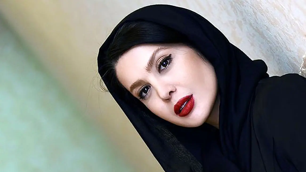 استایل مشکی و کلاسیک نازنین کریمی در اکران فیلم لاک‌پشت + عکس