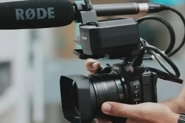 اتصال میکروفون به دوربین؛ آموزش وصل کردن میکروفون خارجی به دوربین