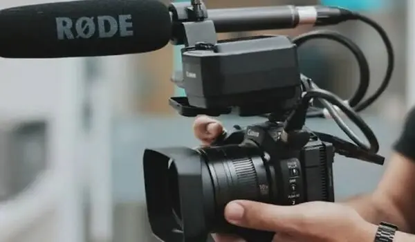 اتصال میکروفون به دوربین؛ آموزش وصل کردن میکروفون خارجی به دوربین