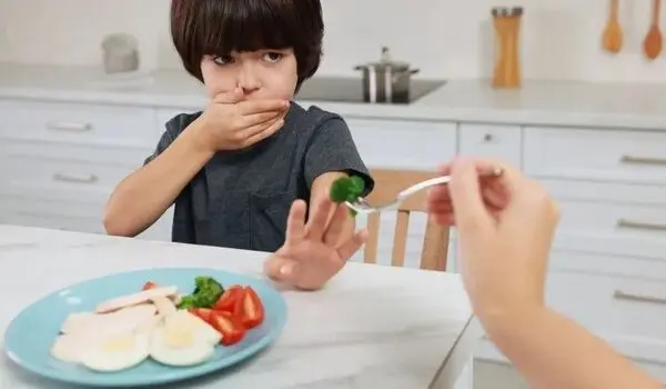 کودک خود را مجبور به غذا خوردن نکنید: ۸ گام ساده برای افزایش اشتها