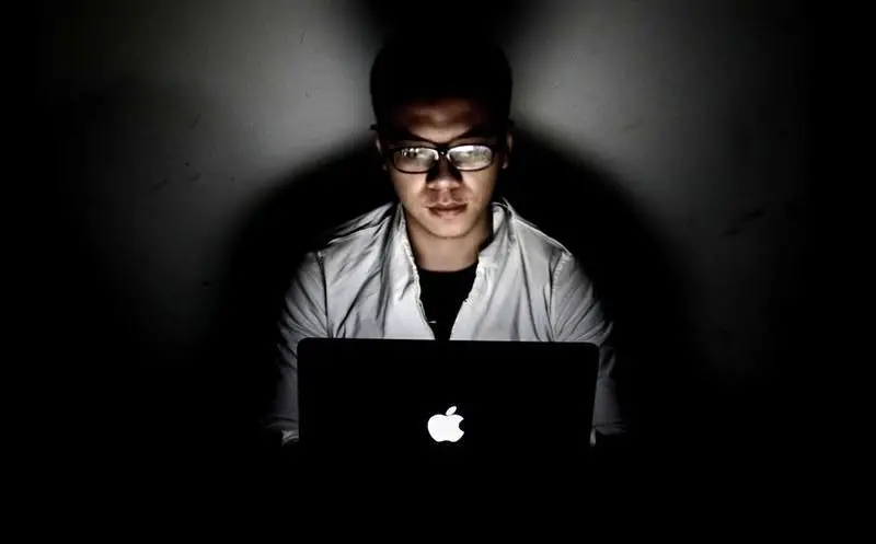 نفرت پشت صفحه‌نمایش؛ چرا در فضای آنلاین خشن‌تر می‌شویم؟