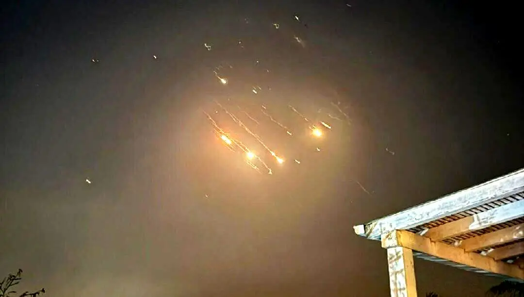 تصویر اصابت موشک های ایرانی به دکل گازهای اسرائیل | زیرساخت های اسرائیل از کار افتاد!