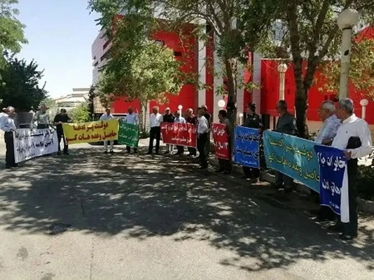  بازنشستگان در چند استان دست به اعتراض زدند 