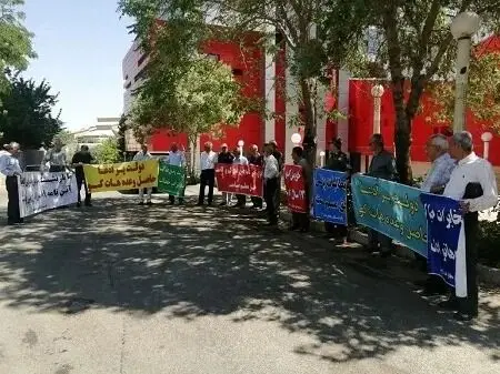  بازنشستگان در چند استان دست به اعتراض زدند 