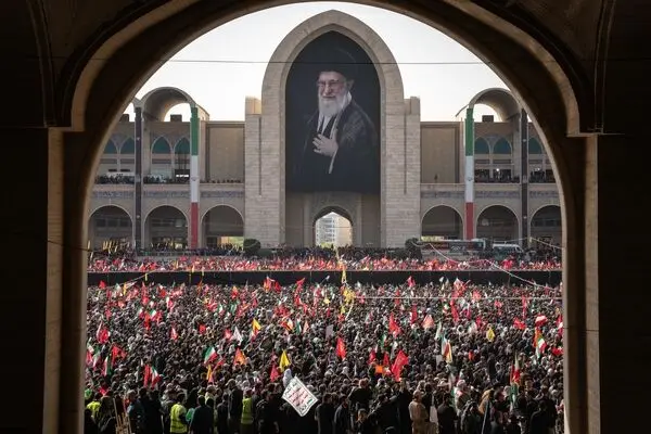 تصاویر مهم و تاریخی از مراسم اقامه نماز بر پیکر رهبر شهید ایران (عکس پسران رهبر شهید انقلاب و ...)