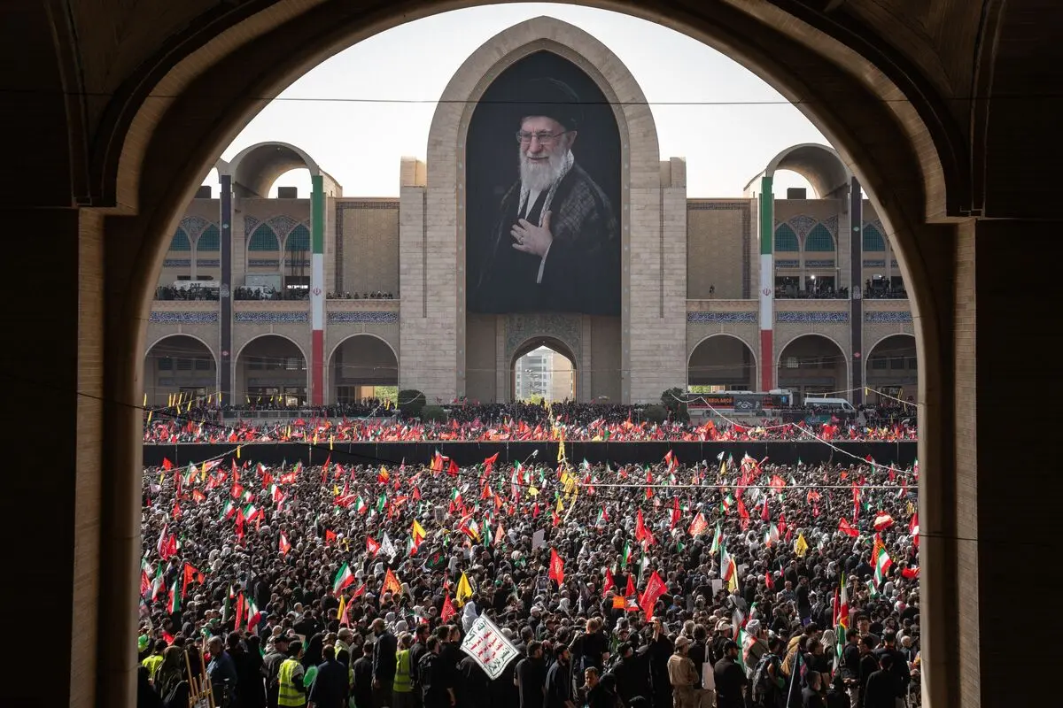 تصاویر مهم و تاریخی از مراسم اقامه نماز بر پیکر رهبر شهید ایران (عکس پسران رهبر شهید انقلاب و ...)