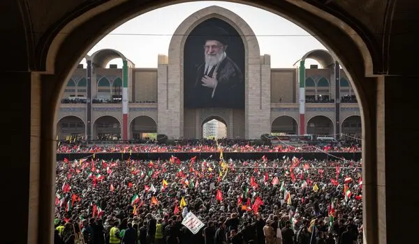 تصاویر مهم و تاریخی از مراسم اقامه نماز بر پیکر رهبر شهید ایران (عکس پسران رهبر شهید انقلاب و ...)