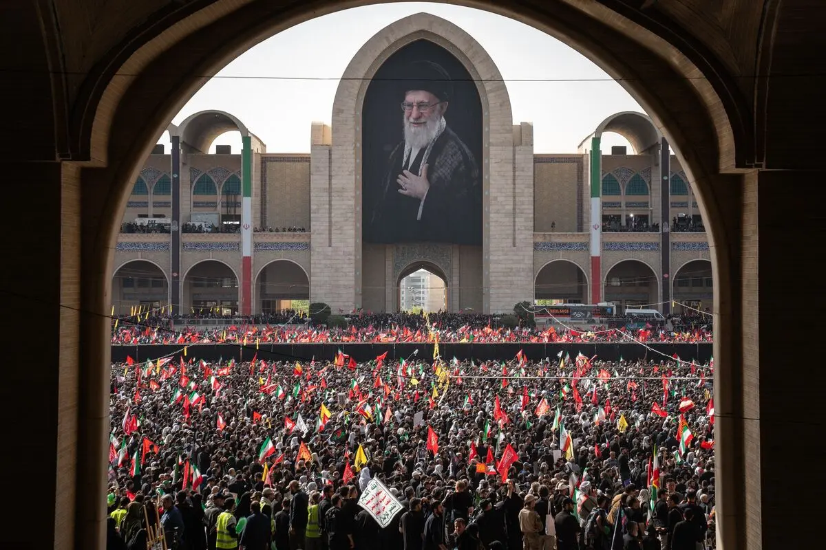 تصاویر مهم و تاریخی از مراسم اقامه نماز بر پیکر رهبر شهید ایران (عکس پسران رهبر شهید انقلاب و ...)