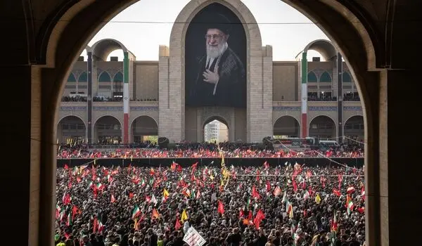 تصاویر مهم و تاریخی از مراسم اقامه نماز بر پیکر رهبر شهید ایران (عکس پسران رهبر شهید انقلاب و ...)