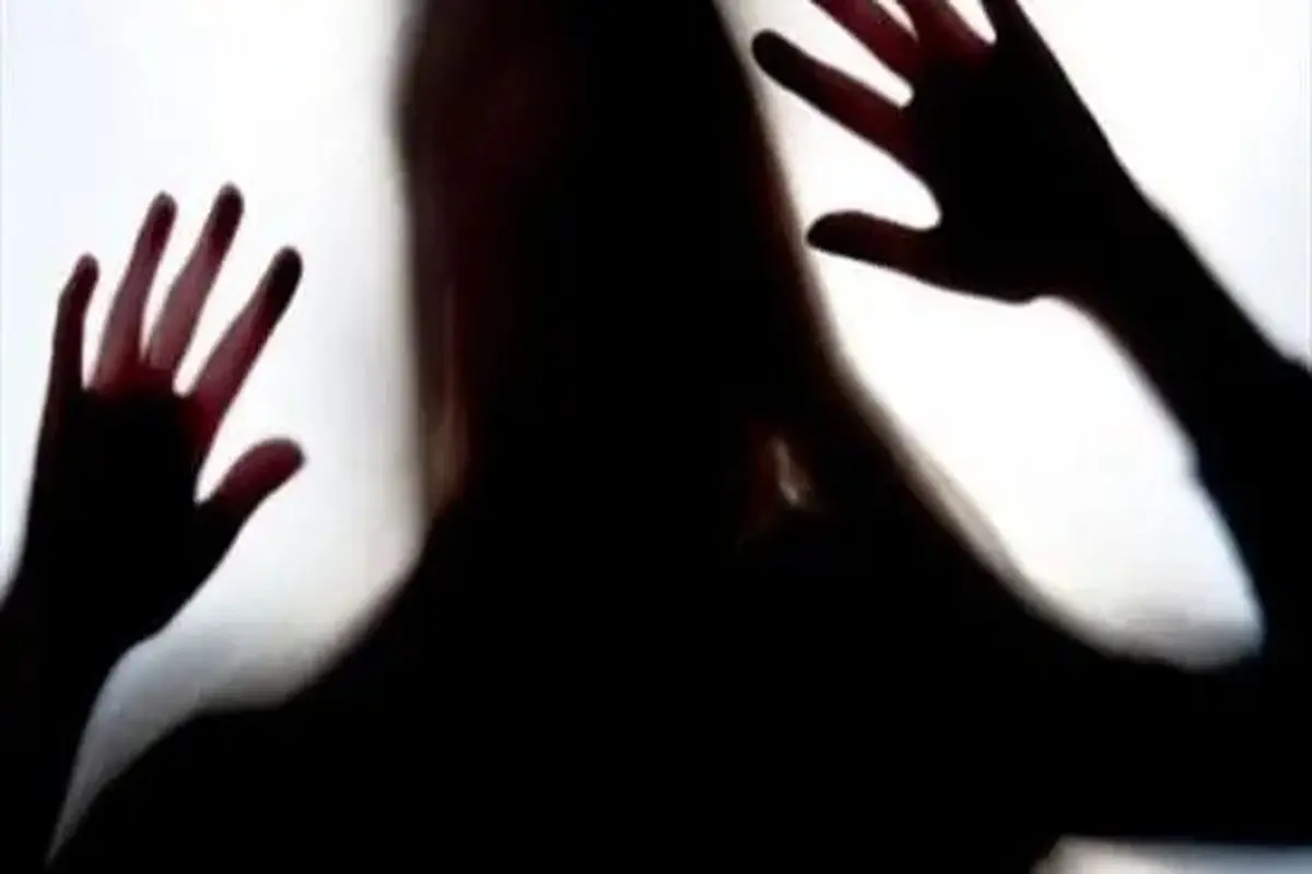 نیمه بیهوش بودم که با دوستانش به من تجاوز کردند ...
