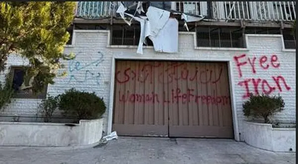 لحظات نوشتن شعار زن زندگی آزادی روی دیوار سفارت ایران در دمشق!
