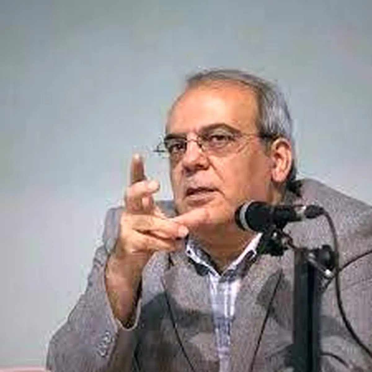 درخواست عباس عبدی از پزشکیان: منابع مالی نیروهای خودسر را فوری قطع کنید