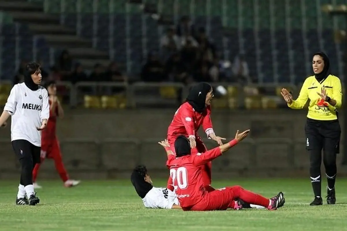 حواشی دیدار تیم پرسپولیس و ایساتیس کران فارس؛ درگیری فیزیکی و لفظی
