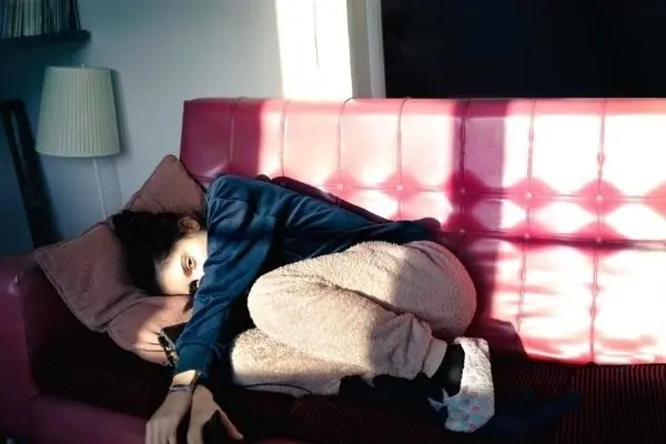 مبارزه خاموش پشت «تنبلی» فرزندان بزرگسال: چرا فشار بیشتر، نتیجه معکوس می‌دهد