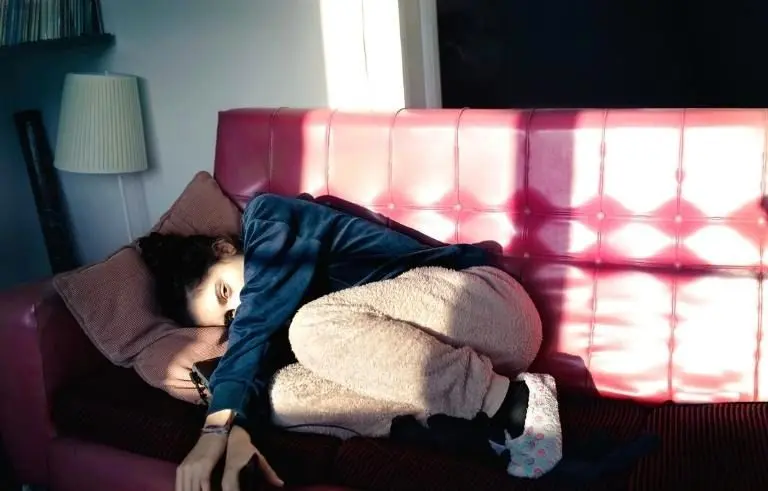 مبارزه خاموش پشت «تنبلی» فرزندان بزرگسال: چرا فشار بیشتر، نتیجه معکوس می‌دهد