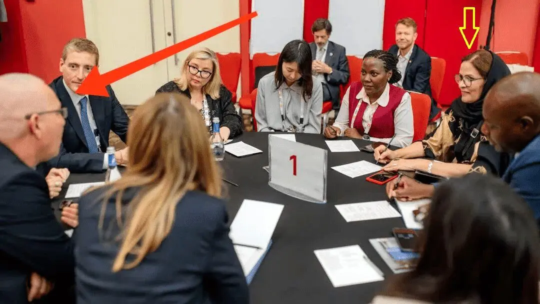 تکذیبیه عجیب؛ این تصاویر دیدار مقام ایرانی با نماینده اسرائیل هنوز در دسترس است | پوشش نامناسب نماینده ایران | با مسببان این دیدار برخورد شود