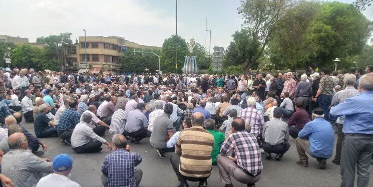 فریاد اعتراضی بازنشستگان کرمانشاه مقابل صندوق بازنشستگی کشوری | جیب‌مان خالی‌ست