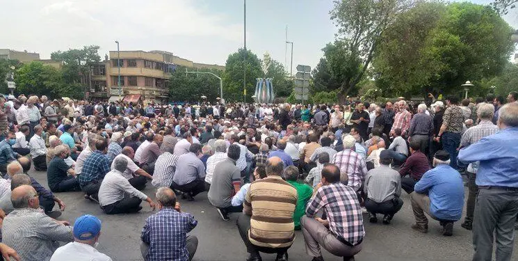 فریاد اعتراضی بازنشستگان کرمانشاه مقابل صندوق بازنشستگی کشوری | جیب‌مان خالی‌ست