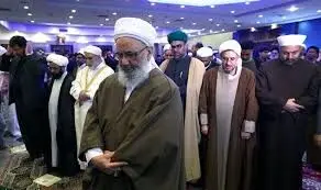 اقدام بی‌سابقه یک عالم اهل سنت در نماز میّت + ویدئو | برخورد تحسین‌برانگیز روحانی شیعه‌ را ببینید