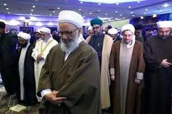 اقدام بی‌سابقه یک عالم اهل سنت در نماز میّت + ویدئو | برخورد تحسین‌برانگیز روحانی شیعه‌ را ببینید