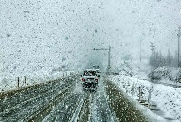 بارش برف این گردنه را مسدود کرد
