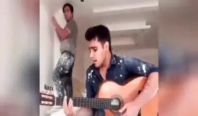 صدای جاویی پسر گچکار خوش صدا و حنجره طلا با خوانندگی آهنگ رضا بهرام +فیلم | دلداده توام زویای هر شبی...