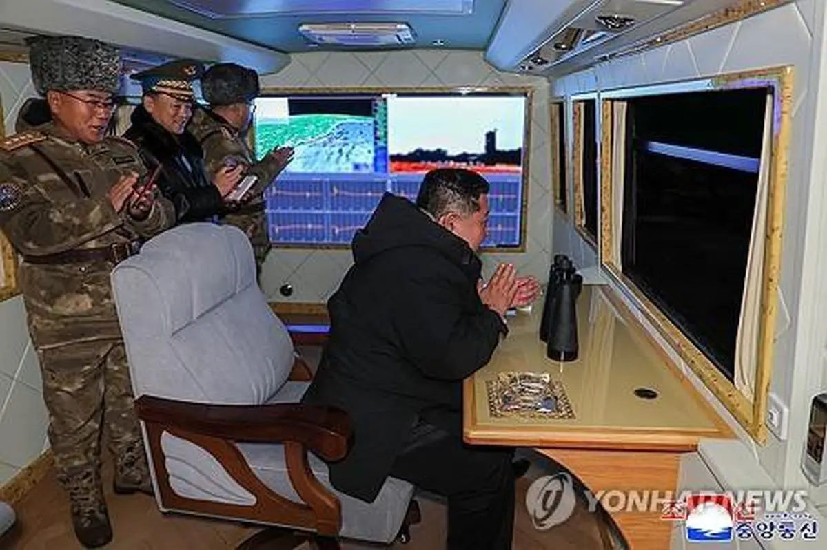 هشدار با شلیک موشک مافوق صوت + تصاویر | ذوق زدگی کیم را ببینید