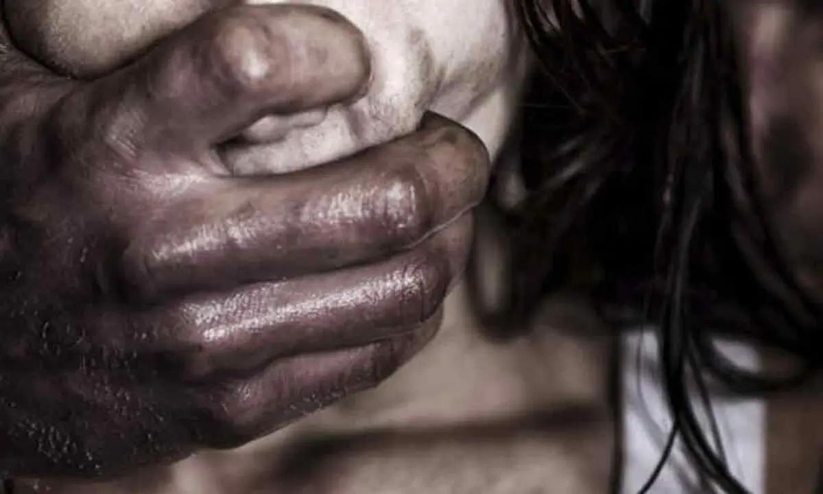 تجاوز مرد ۲ زنه به سه زن همسایه و تهیه فیلم سیاه توسط زنانش!