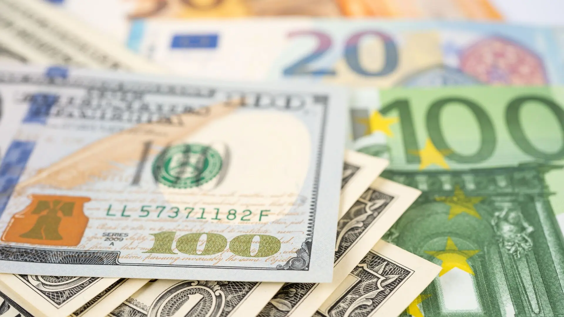 جدیدترین قیمت دلار امروز یکشنبه 18 مرداد 1405؛ کاهش 100 تومانی
