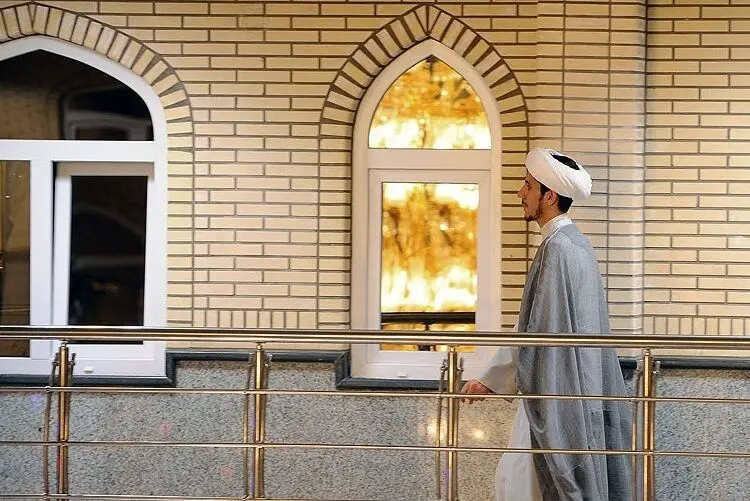 داستان حمله جمعی از روحانیون به مدرسه علمیه آیت الله اشرفی اصفهانی چیست؟