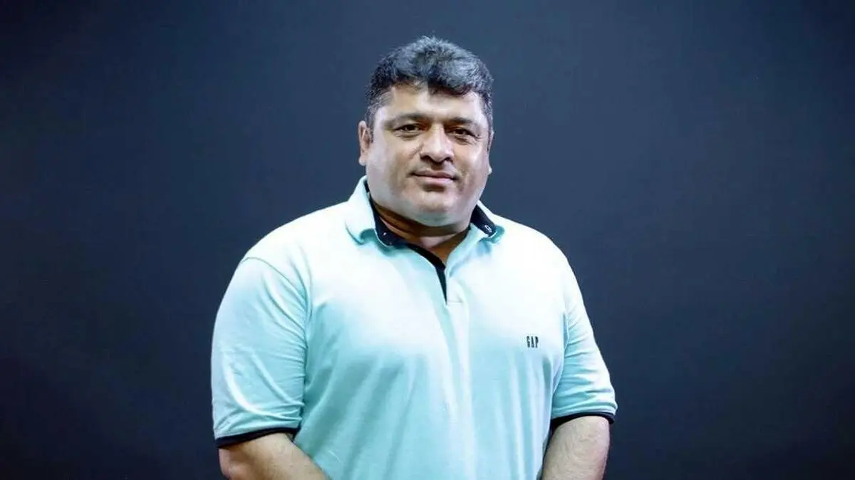 خداداد عزیزی از لحاظ عقلی کم دارد ؛ یک پرسپولیسی مدیر تراکتور را با خاک یکسان کرد + سند