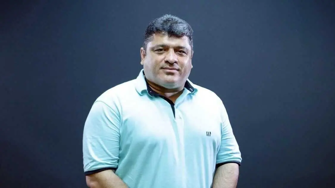 خداداد عزیزی از لحاظ عقلی کم دارد ؛ یک پرسپولیسی مدیر تراکتور را با خاک یکسان کرد + سند
