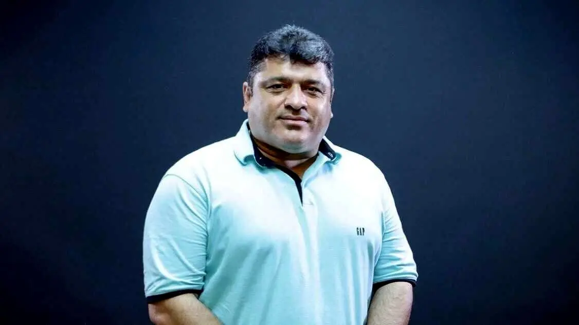 خداداد عزیزی از لحاظ عقلی کم دارد ؛ یک پرسپولیسی مدیر تراکتور را با خاک یکسان کرد + سند
