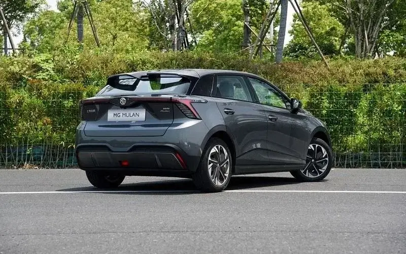 خداحافظی با پژو ۲۰۷؟ رقیب خارجی بی‌رحم وارد بازار شد + قیمت! | ام‌جی ۴؛ هاچ‌بک الکتریکی با قیمت شگفت‌انگیز