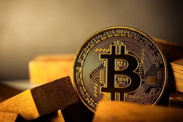 بیت‌کوین زیر سایه دلار و تنگه هرمز | BTC به ۲۵۰ هزار دلار می‌رسد؟ | اتریوم در کمین ۴ هزار دلار
