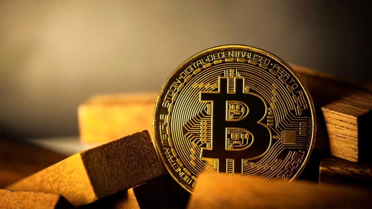 بیت‌کوین به ۷۳ هزار دلار افت کرد؛ ریپل و BNB صعودی، اتریوم و سولانا کاهشی شدند (۹ خرداد ۱۴۰۵)