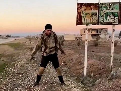 فیلم: خروج عجیب نظامیان ارتش سوریه از شهر حماء