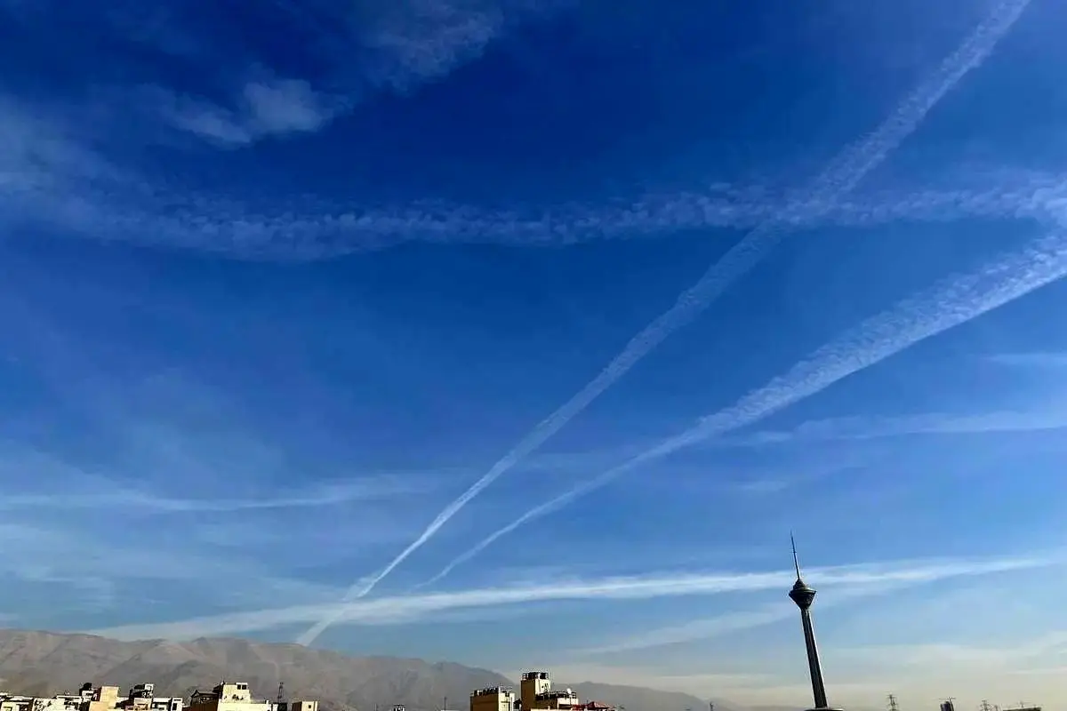 علت خطوط دود عجیب در آسمان تهران چیست؟