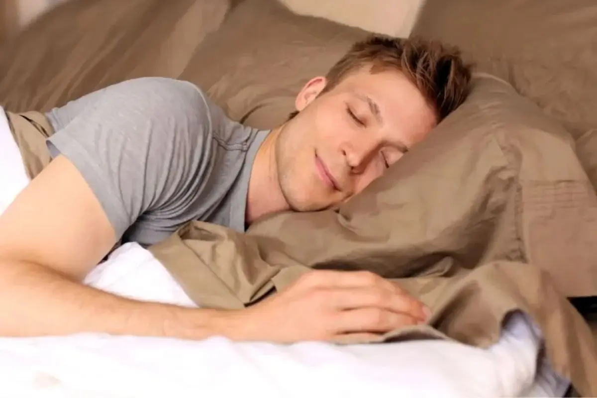 آیا جنب شدن در خواب موجب باطل شدن روزه فرد می‌شود؟
