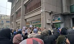 تجمع دوباره فرهنگیان بازنشسته مقابل وزارتخانه | شعارها به نقل از خبرگزاری انقلابی: «پاداش با خسارت، جبران این جنایت»