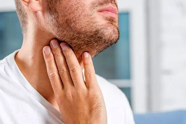 علائم گلودرد تیغی چیست؟