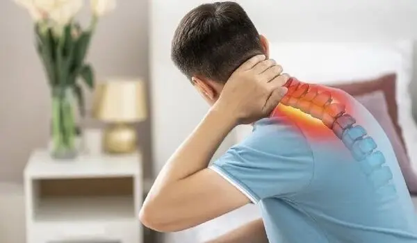 شکستن قولنج گردن چه زمانی خطرناک می‌شود؟ | این علائم را جدی بگیرید

