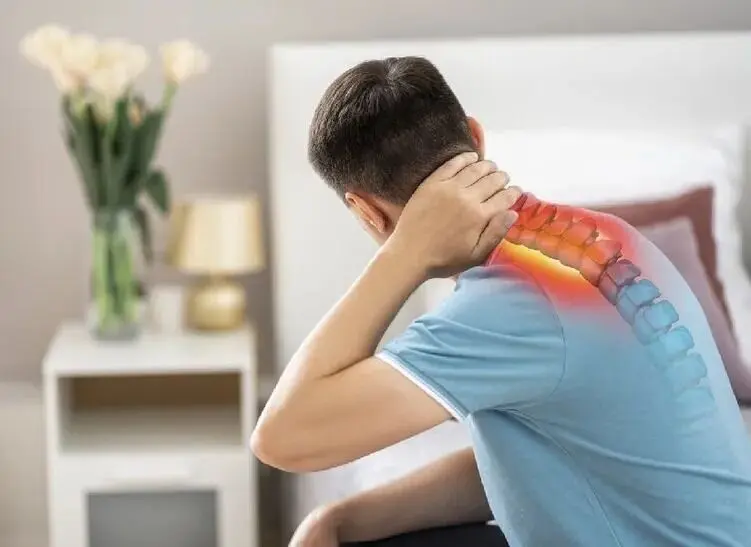 شکستن قولنج گردن چه زمانی خطرناک می‌شود؟ | این علائم را جدی بگیرید
