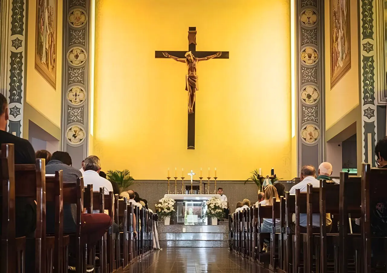 سخنانی که کلیسا را لرزاند: از امروز من یک زنم! | اعتراف باورنکردنی کشیش ۵۱ ساله + ویدیو