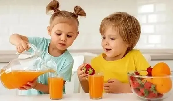 آیا می دانید آبمیوه ها چه خطری برای کودکانتان دارد؟