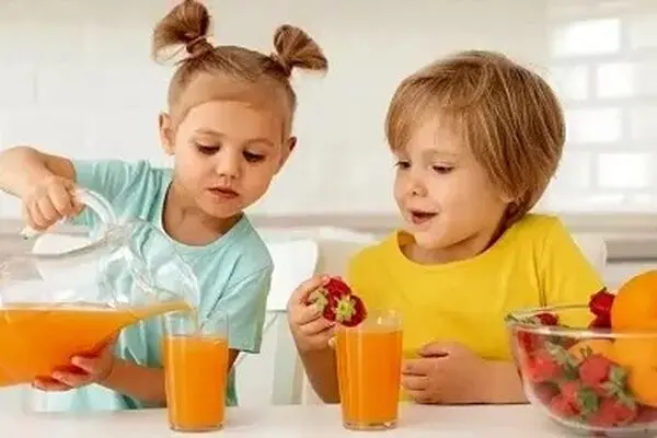آیا می دانید آبمیوه ها چه خطری برای کودکانتان دارد؟