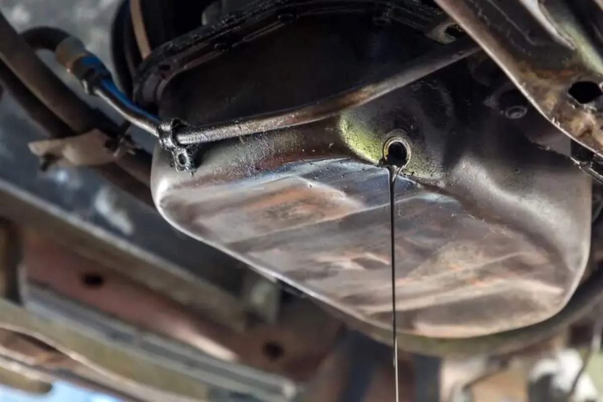 نشتی روغن موتور؛ ریشه‌یابی علل و راهکارهای عیب‌یابی سریع و کم‌هزینه