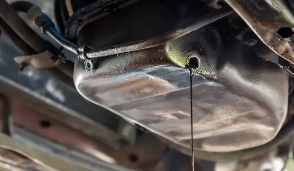 نشتی روغن موتور؛ ریشه‌یابی علل و راهکارهای عیب‌یابی سریع و کم‌هزینه